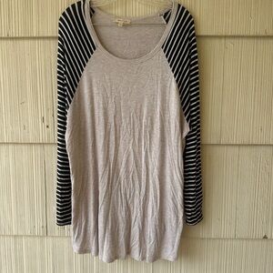 Casual Gray Long Sleeve Top with Black Striped Sleeves